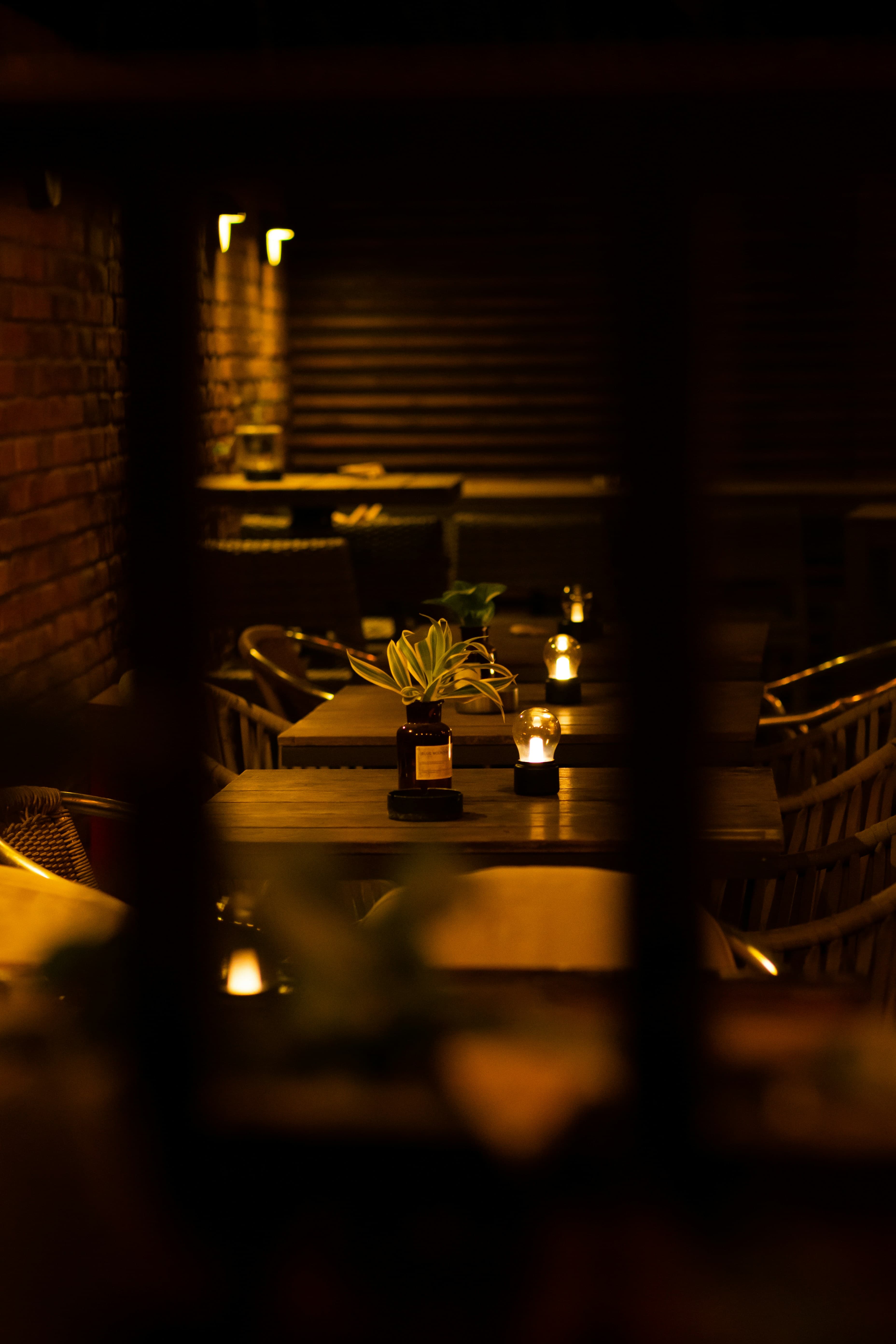 Interior de Kōmbu con iluminación tenue